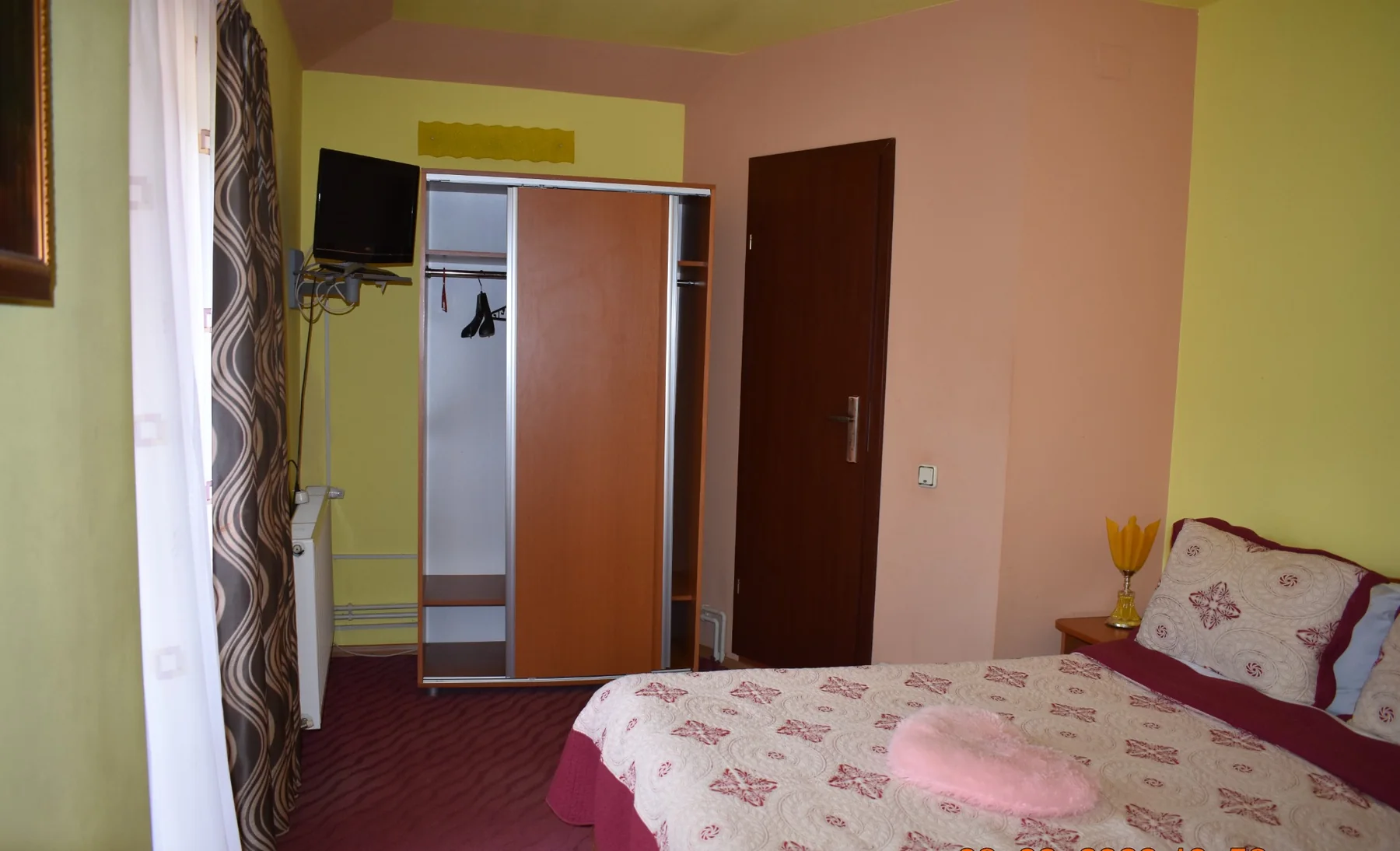 Cameră dublă în tonuri bordo la Pensiunea Medina