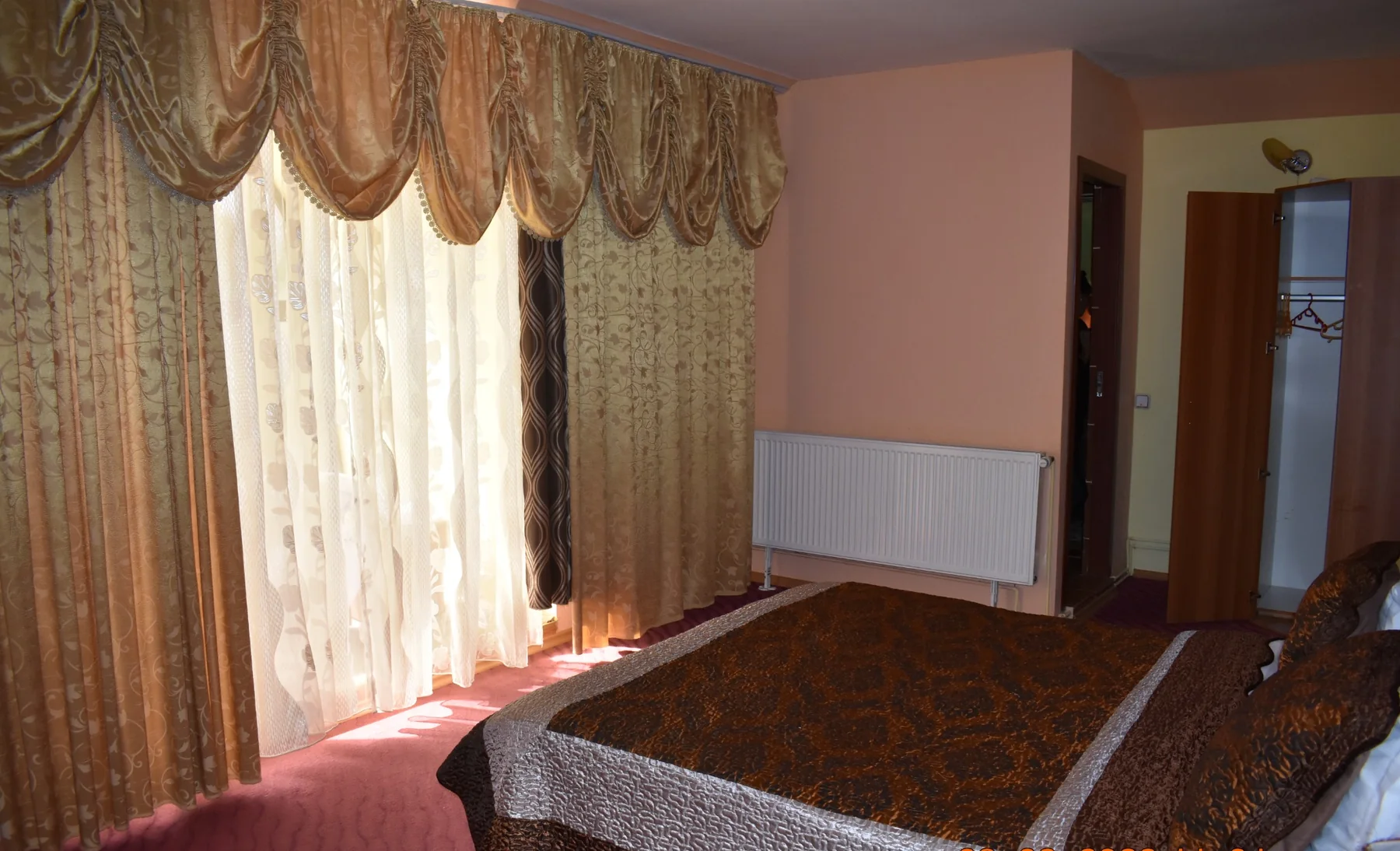 Cameră dublă în tonuri calde la Pensiunea Medina